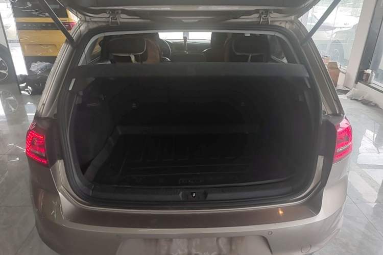 Used Volkswagen Golf 2016 1.6L Automatic Comfort Model Trunk