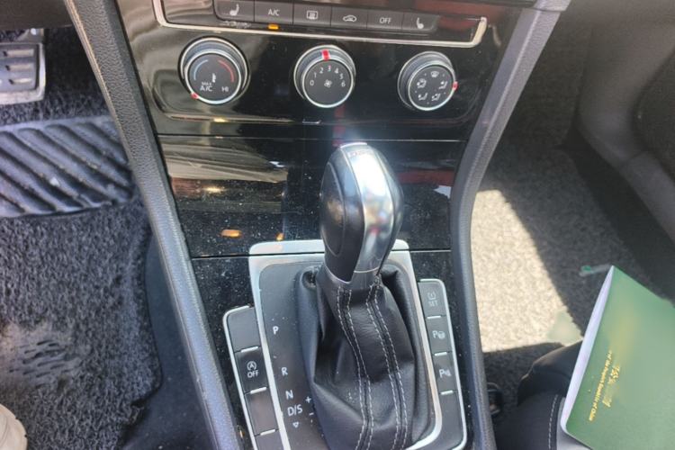 Used Volkswagen Golf 2017 280TSI Automatic R-Line Million-Vehicle Commemorative Edition Gear Lever