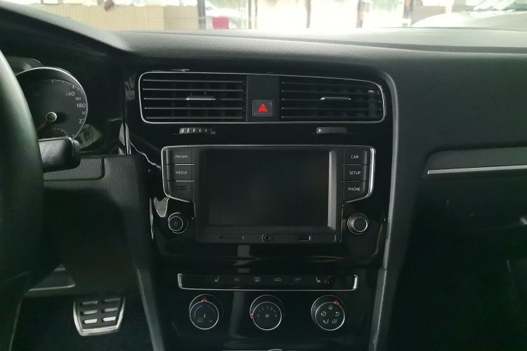 Used Volkswagen Golf 2017 280TSI Automatic R-Line Million-Vehicle Commemorative Edition Interior 2