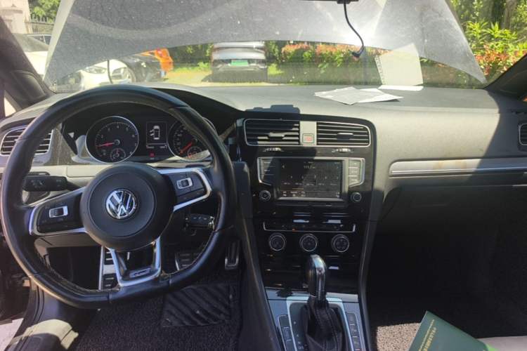 Used Volkswagen Golf 2017 280TSI Automatic R-Line Million-Vehicle Commemorative Edition Interior 2