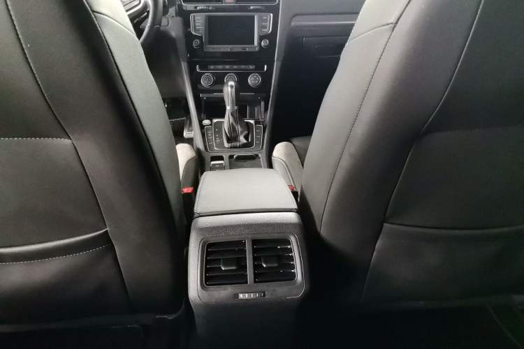 Used Volkswagen Golf 2017 280TSI Automatic R-Line Million-Vehicle Commemorative Edition Interior 4