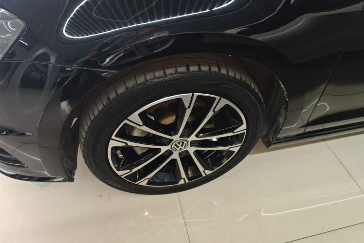 Used Volkswagen Golf 2017 280TSI Automatic R-Line Million-Vehicle Commemorative Edition Left Front Wheel Hub