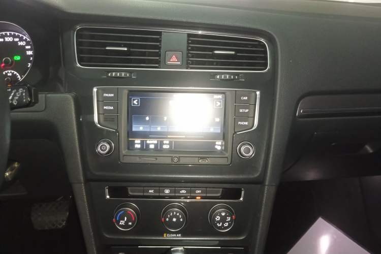 Used Volkswagen Golf 2017 1.6L Automatic Comfort Million-Vehicle Anniversary Edition Audio And AC Panel
