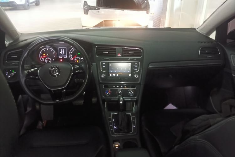 Used Volkswagen Golf 2017 1.6L Automatic Comfort Million-Vehicle Anniversary Edition Center Console