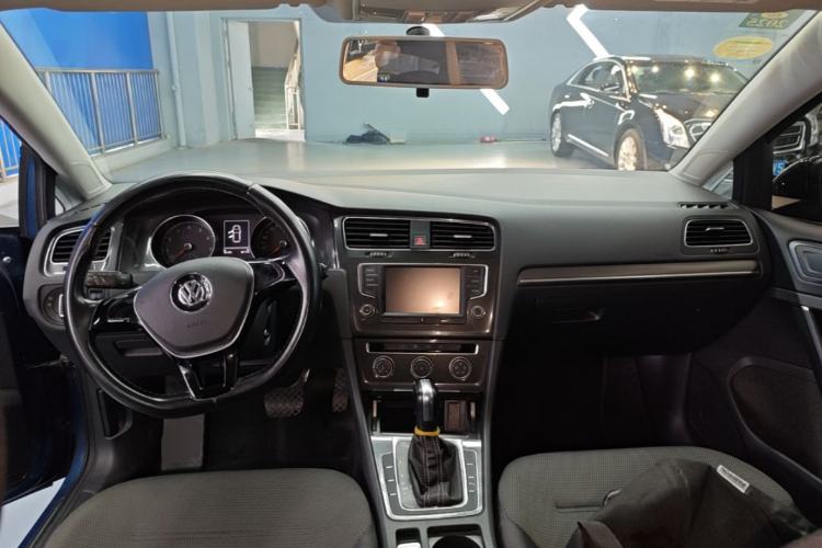 Used Volkswagen Golf 2017 230TSI Automatic Comfort Edition – Celebrating Milestone of One Million Units Center Console