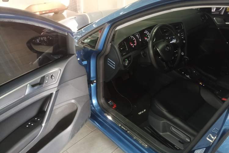 Used Volkswagen Golf 2017 1.6L Automatic Comfort Million-Vehicle Anniversary Edition Driver Seat