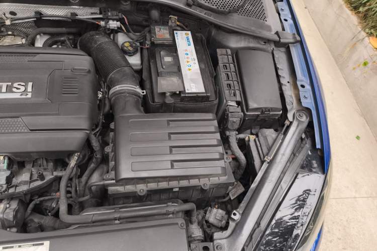Used Volkswagen Golf 2017 2.0TSI R Engine Bay Left