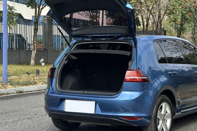 Used Volkswagen Golf 2017 1.6L Automatic Comfort Million-Vehicle Anniversary Edition Exterior 8
