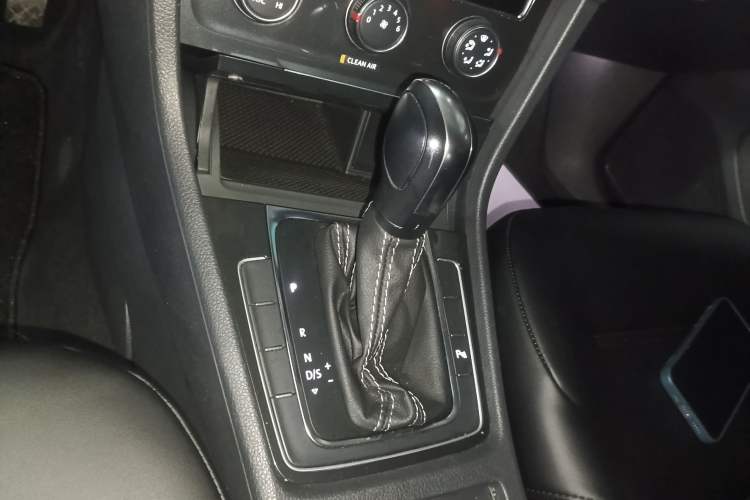 Used Volkswagen Golf 2017 1.6L Automatic Comfort Million-Vehicle Anniversary Edition Gear Lever