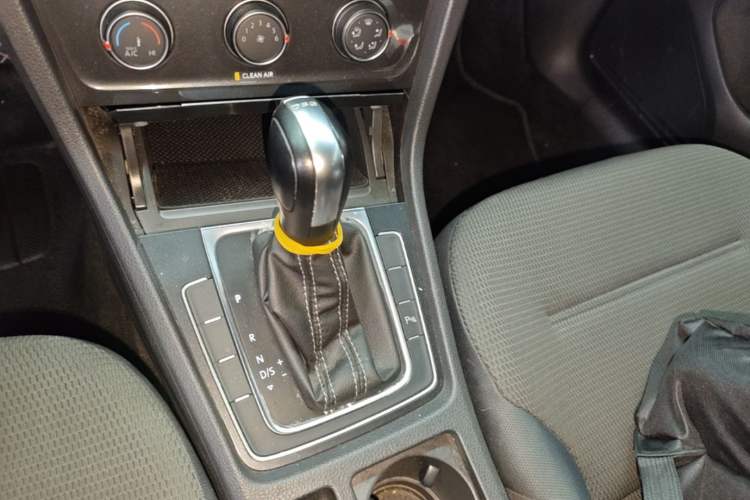 Used Volkswagen Golf 2017 230TSI Automatic Comfort Edition – Celebrating Milestone of One Million Units Gear Lever