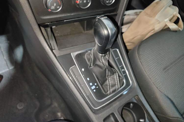 Used Volkswagen Golf 2017 230TSI Automatic Comfort Edition – Celebrating Milestone of One Million Units Gear Lever