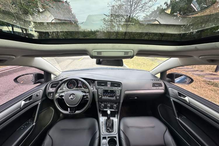 Used Volkswagen Golf 2017 1.6L Automatic Comfort Million-Vehicle Anniversary Edition Interior 3