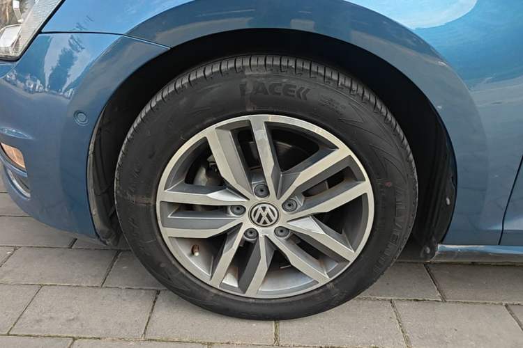 Used Volkswagen Golf 2017 230TSI Automatic Luxury Million-Vehicle Commemorative Edition Left Front Wheel Hub