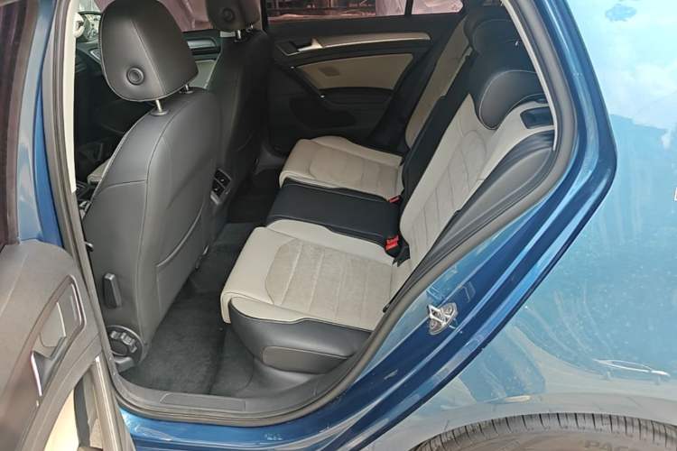Used Volkswagen Golf 2017 230TSI Automatic Luxury Million-Vehicle Commemorative Edition Left Rear Seat