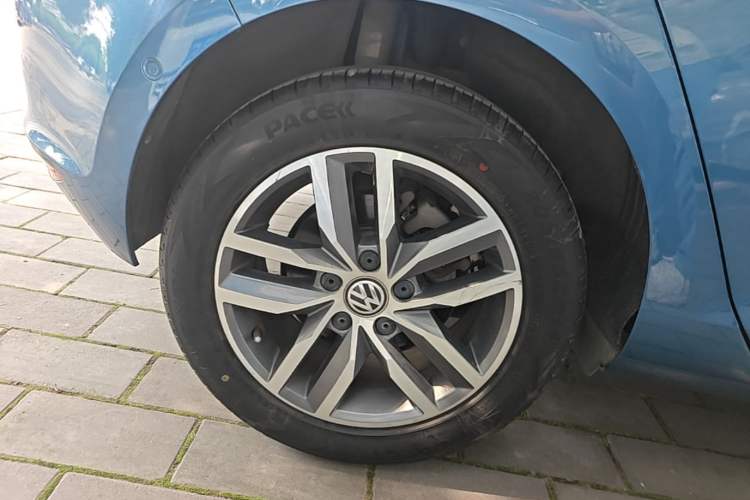 Used Volkswagen Golf 2017 230TSI Automatic Luxury Million-Vehicle Commemorative Edition Right Rear Wheel Hub