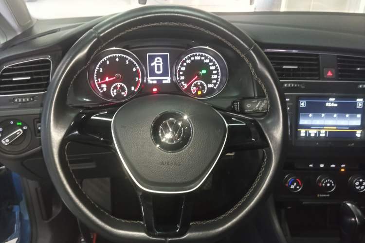 Used Volkswagen Golf 2017 1.6L Automatic Comfort Million-Vehicle Anniversary Edition Steering Wheel