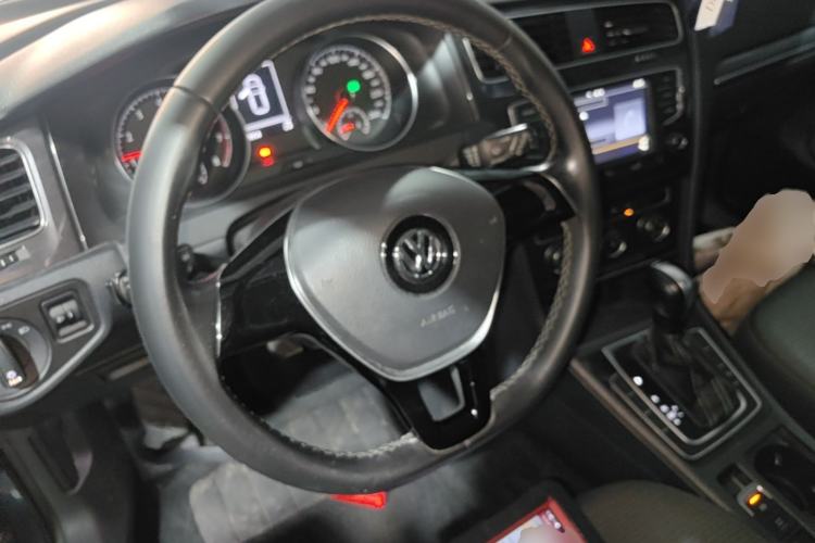Used Volkswagen Golf 2017 230TSI Automatic Comfort Edition – Celebrating Milestone of One Million Units Steering Wheel