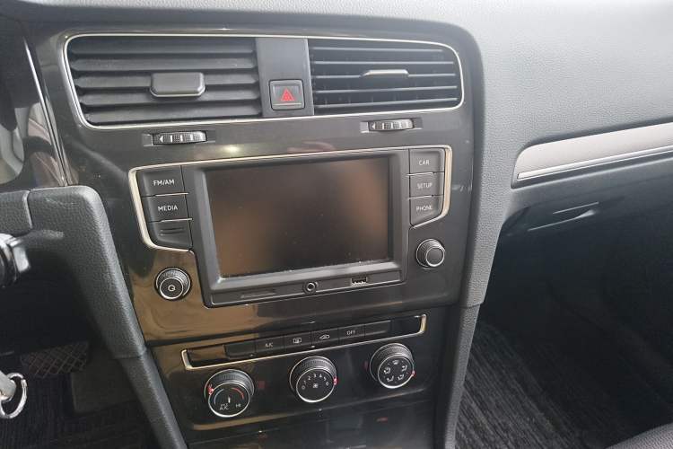 Used Volkswagen Golf 2017 1.6L Automatic Comfort Million-Vehicle Anniversary Edition Audio And AC Panel