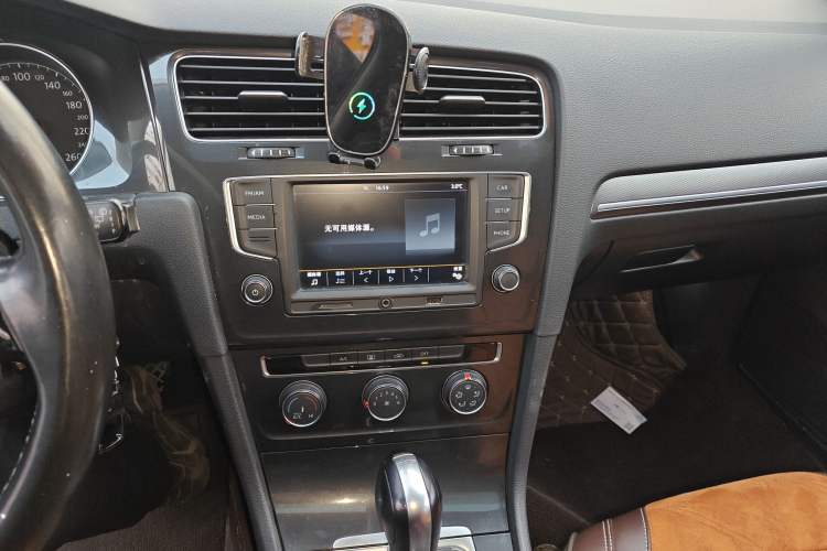 Used Volkswagen Golf 2017 230TSI Automatic Comfort Edition – Celebrating Milestone of One Million Units Audio And AC Panel