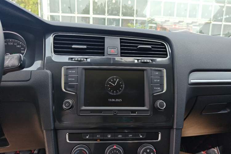 Used Volkswagen Golf 2017 230TSI Automatic Luxury Million-Vehicle Commemorative Edition Audio And AC Panel