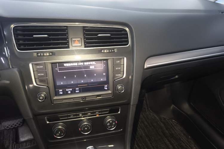 Used Volkswagen Golf 2017 1.6L Automatic Comfort Million-Vehicle Anniversary Edition Audio And AC Panel