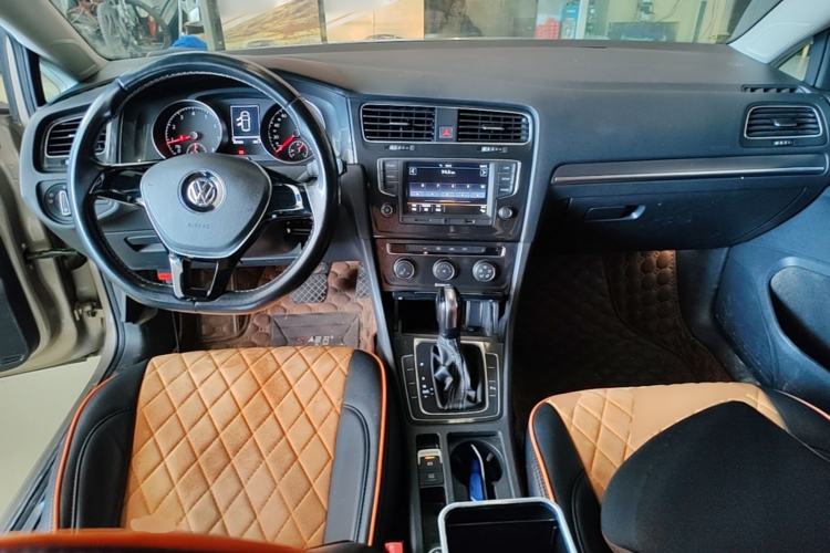 Used Volkswagen Golf 2017 230TSI Automatic Comfort Edition – Celebrating Milestone of One Million Units Center Console