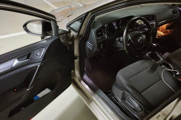 Used Volkswagen Golf 2017 1.6L Automatic Comfort Million-Vehicle Anniversary Edition Driver Seat