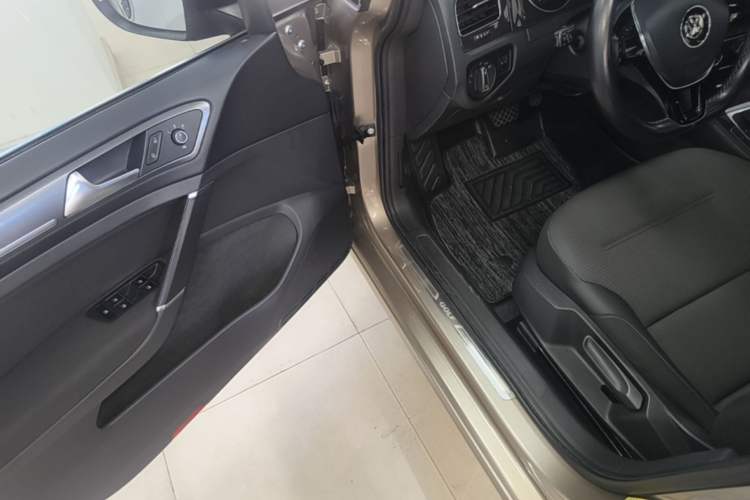 Used Volkswagen Golf 2017 1.6L Automatic Comfort Million-Vehicle Anniversary Edition Driver Seat