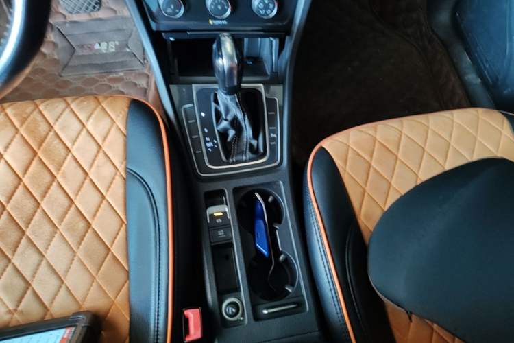 Used Volkswagen Golf 2017 230TSI Automatic Comfort Edition – Celebrating Milestone of One Million Units Gear Lever
