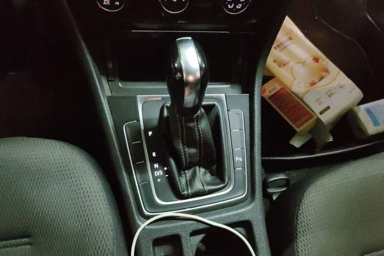 Used Volkswagen Golf 2017 1.6L Automatic Comfort Million-Vehicle Anniversary Edition Gear Lever