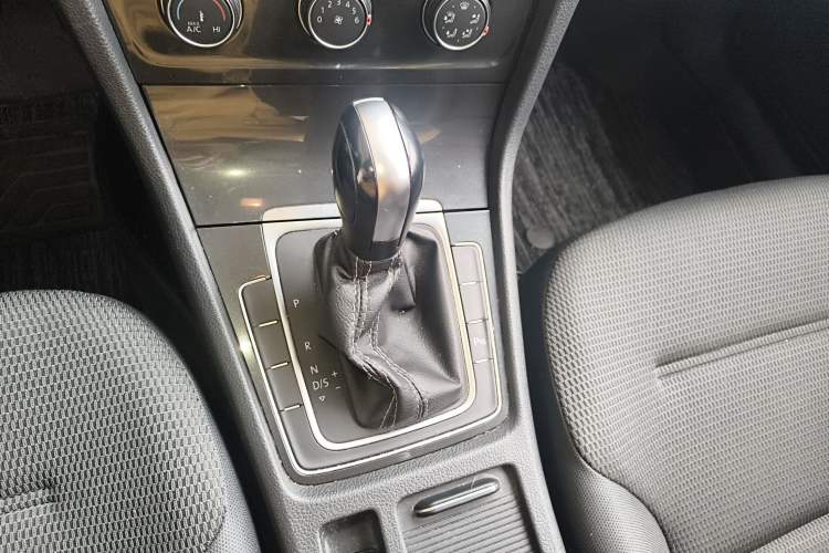 Used Volkswagen Golf 2017 1.6L Automatic Comfort Million-Vehicle Anniversary Edition Gear Lever