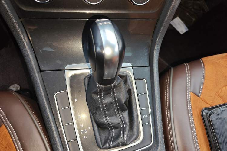Used Volkswagen Golf 2017 230TSI Automatic Comfort Edition – Celebrating Milestone of One Million Units Gear Lever