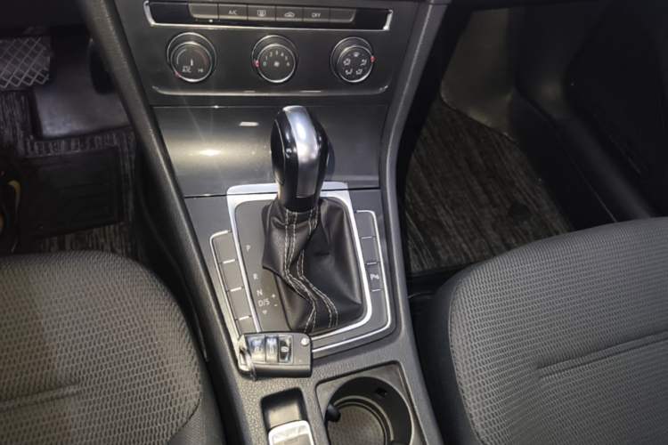 Used Volkswagen Golf 2017 1.6L Automatic Comfort Million-Vehicle Anniversary Edition Gear Lever