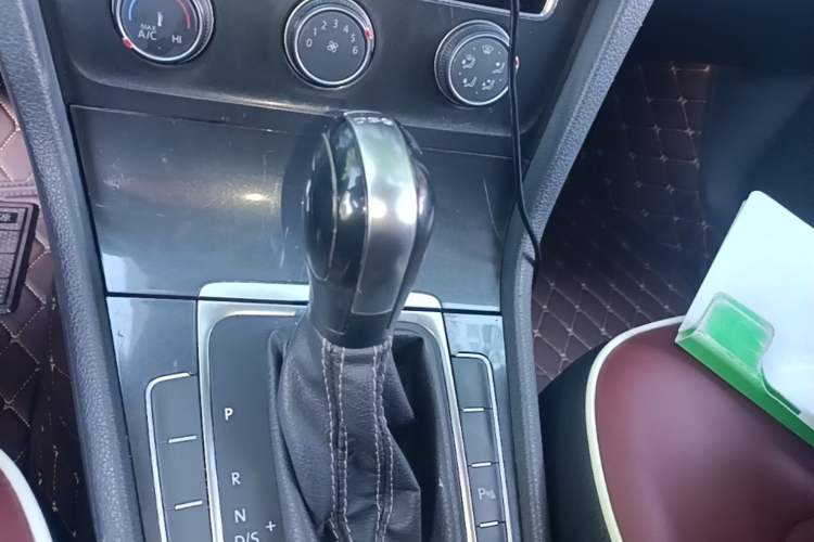 Used Volkswagen Golf 2017 230TSI Automatic Comfort Edition – Celebrating Milestone of One Million Units Gear Lever