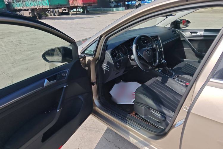 Used Volkswagen Golf 2017 1.6L Automatic Comfort Million-Vehicle Anniversary Edition Interior 2