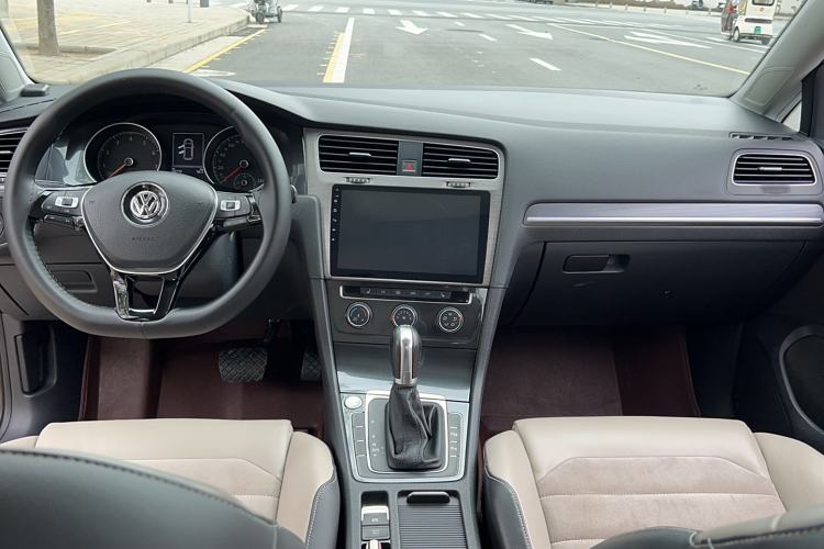 Used Volkswagen Golf 2017 230TSI Automatic Luxury Million-Vehicle Commemorative Edition Interior 3