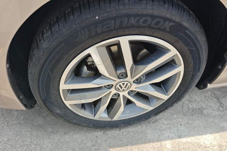 Used Volkswagen Golf 2017 230TSI Automatic Luxury Million-Vehicle Commemorative Edition Left Front Wheel Hub