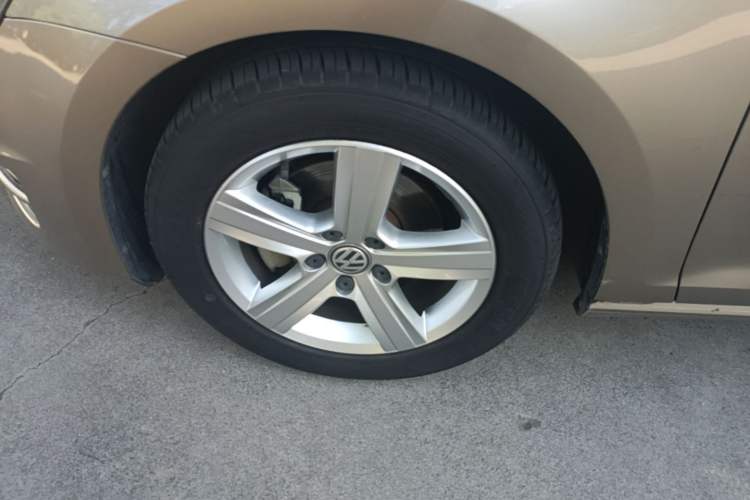 Used Volkswagen Golf 2017 230TSI Automatic Comfort Edition – Celebrating Milestone of One Million Units Left Front Wheel Hub