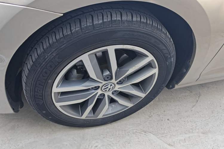 Used Volkswagen Golf 2017 230TSI Automatic Luxury Million-Vehicle Commemorative Edition Left Front Wheel Hub