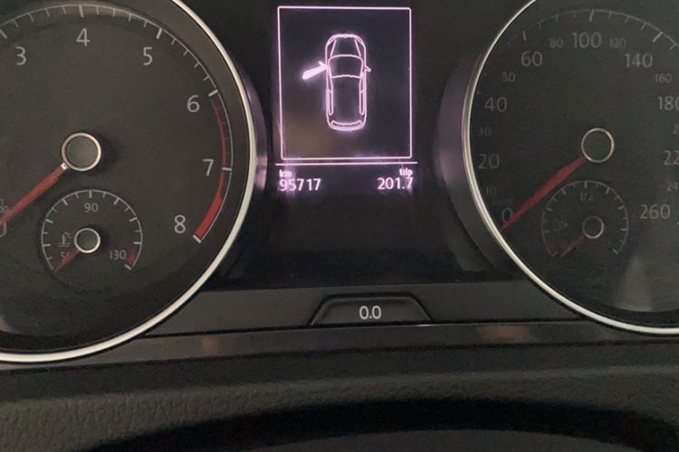 Used Volkswagen Golf 2017 230TSI Automatic Luxury Million-Vehicle Commemorative Edition Odometer Close Up