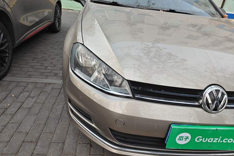 Used Volkswagen Golf 2017 230TSI Automatic Comfort Edition – Celebrating Milestone of One Million Units Right Front Headlight