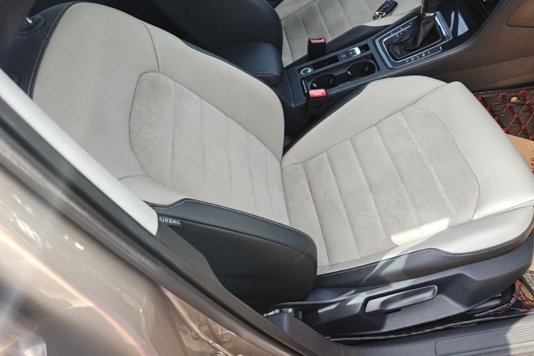 Used Volkswagen Golf 2017 230TSI Automatic Luxury Million-Vehicle Commemorative Edition Right Front Seat