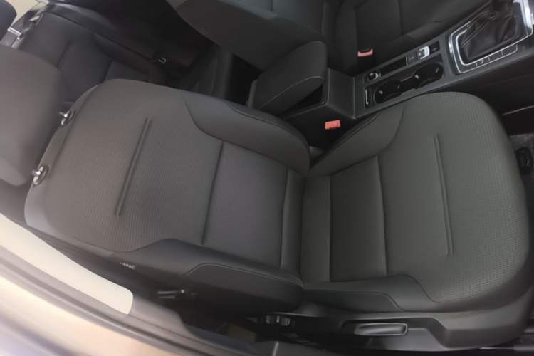 Used Volkswagen Golf 2017 1.6L Automatic Comfort Million-Vehicle Anniversary Edition Right Front Seat