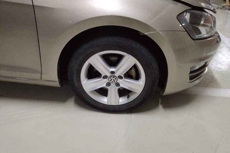 Used Volkswagen Golf 2017 1.6L Automatic Comfort Million-Vehicle Anniversary Edition Right Front Wheel Hub