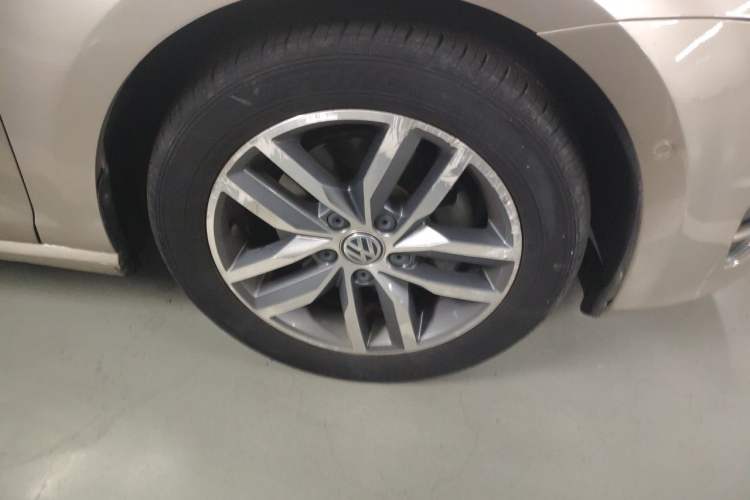 Used Volkswagen Golf 2017 230TSI Automatic Luxury Million-Vehicle Commemorative Edition Right Front Wheel Hub