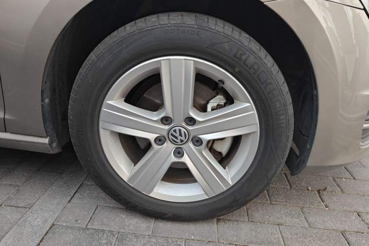 Used Volkswagen Golf 2017 230TSI Automatic Comfort Edition – Celebrating Milestone of One Million Units Right Front Wheel Hub