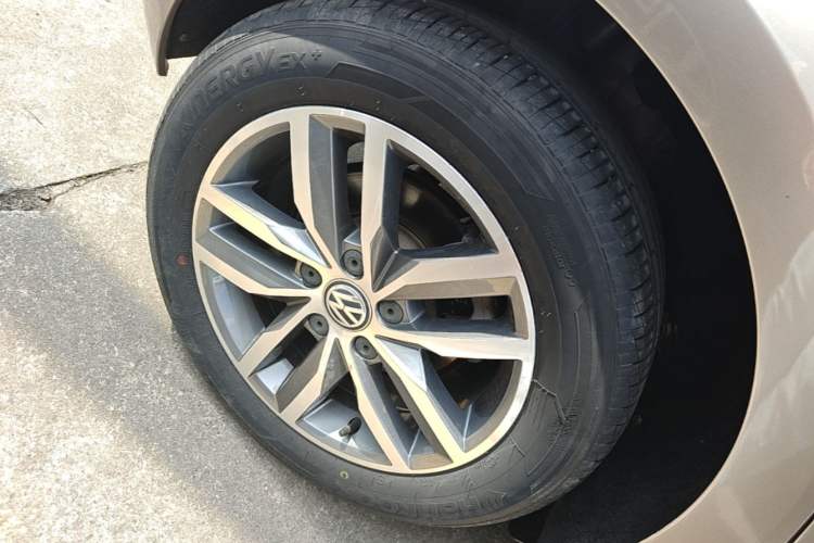 Used Volkswagen Golf 2017 230TSI Automatic Luxury Million-Vehicle Commemorative Edition Right Rear Wheel Hub