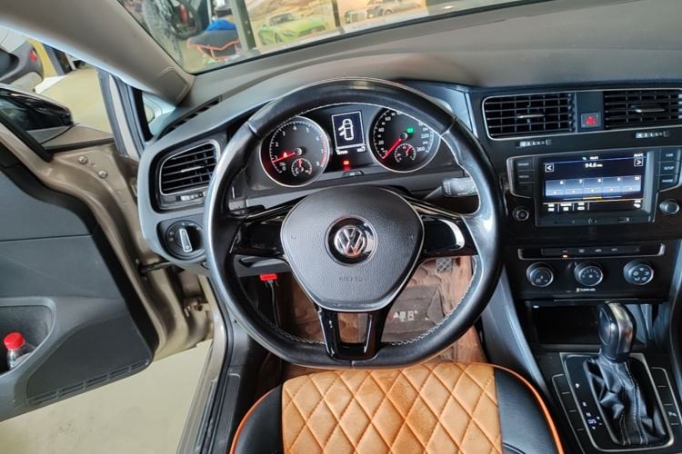 Used Volkswagen Golf 2017 230TSI Automatic Comfort Edition – Celebrating Milestone of One Million Units Steering Wheel