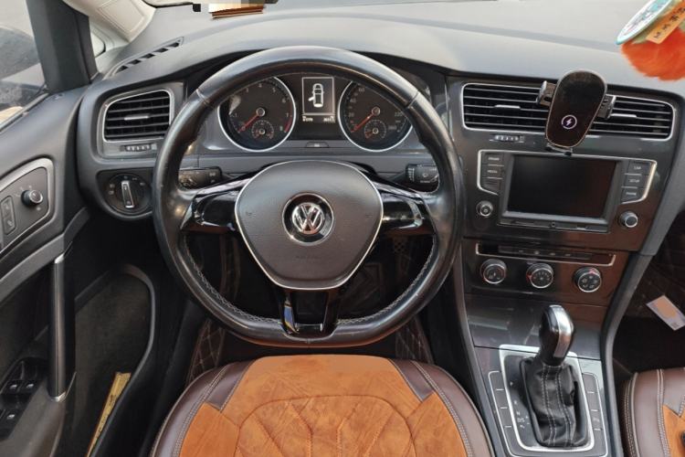Used Volkswagen Golf 2017 230TSI Automatic Comfort Edition – Celebrating Milestone of One Million Units Steering Wheel