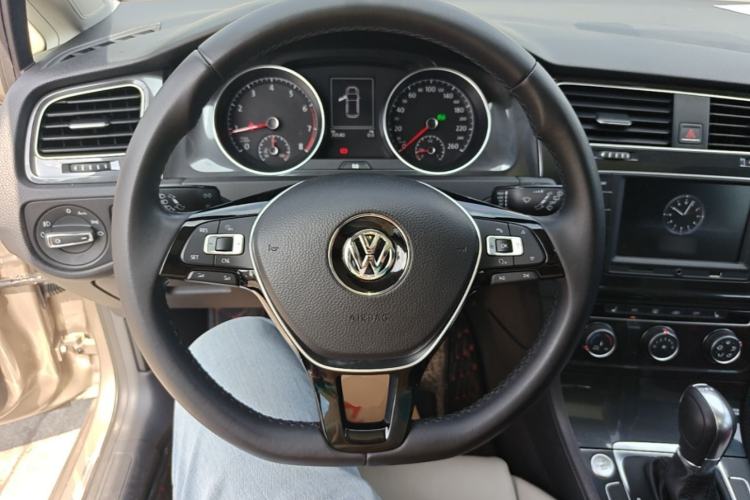 Used Volkswagen Golf 2017 230TSI Automatic Luxury Million-Vehicle Commemorative Edition Steering Wheel